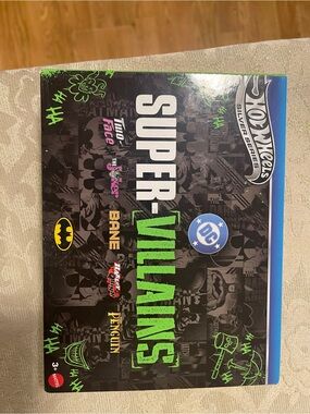 Hot Wheels Super-Villains Batman Green/Black Collectible Play Set